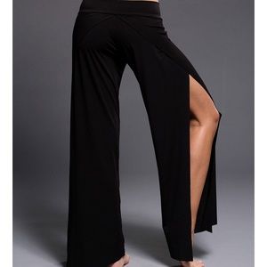 Onzie pura vida slit pants in black